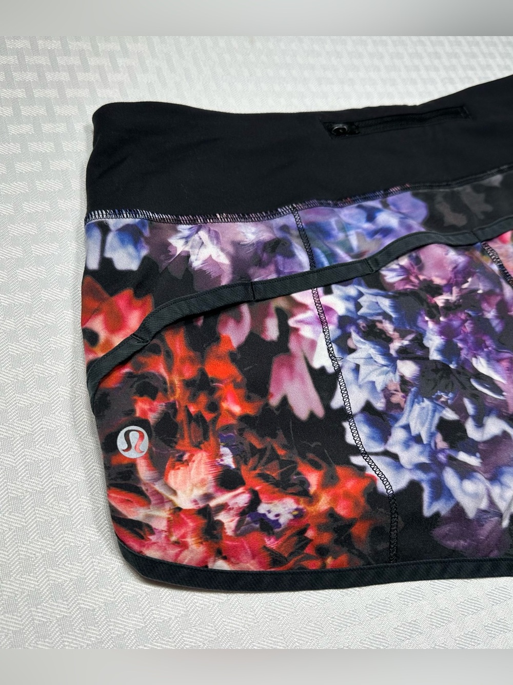 Lululemon Size 6 Run Speed Multicolor Floral Lined 2.5" Athletic Shorts Pockets